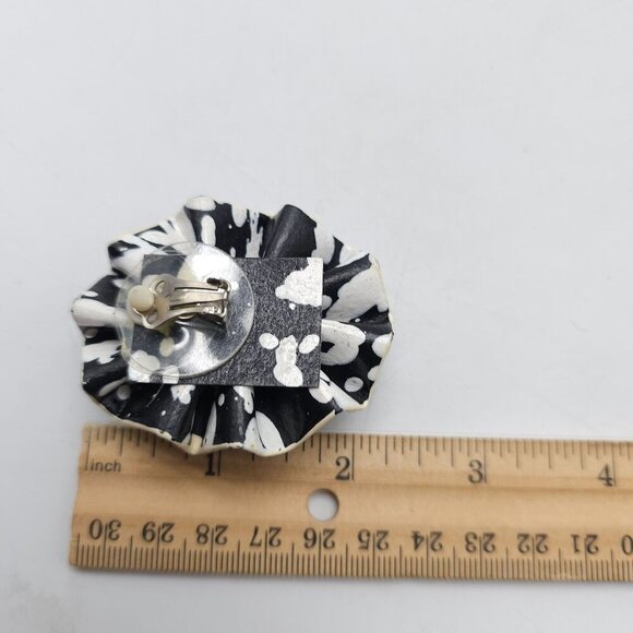 Vintage 1980s Black & White Clip On Earrings Ruffle Design Round White Center - Picture 5 of 5